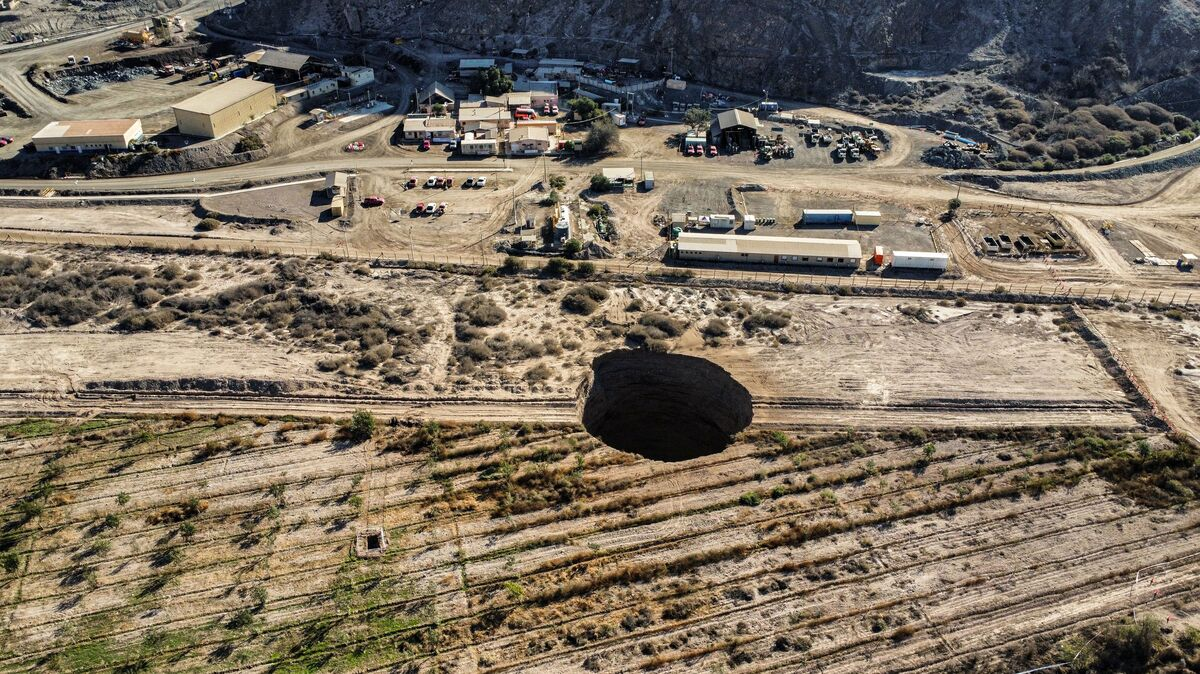 El enorme cráter descubierto en Chile ya dobló su tamaño y preocupa a las autoridades 