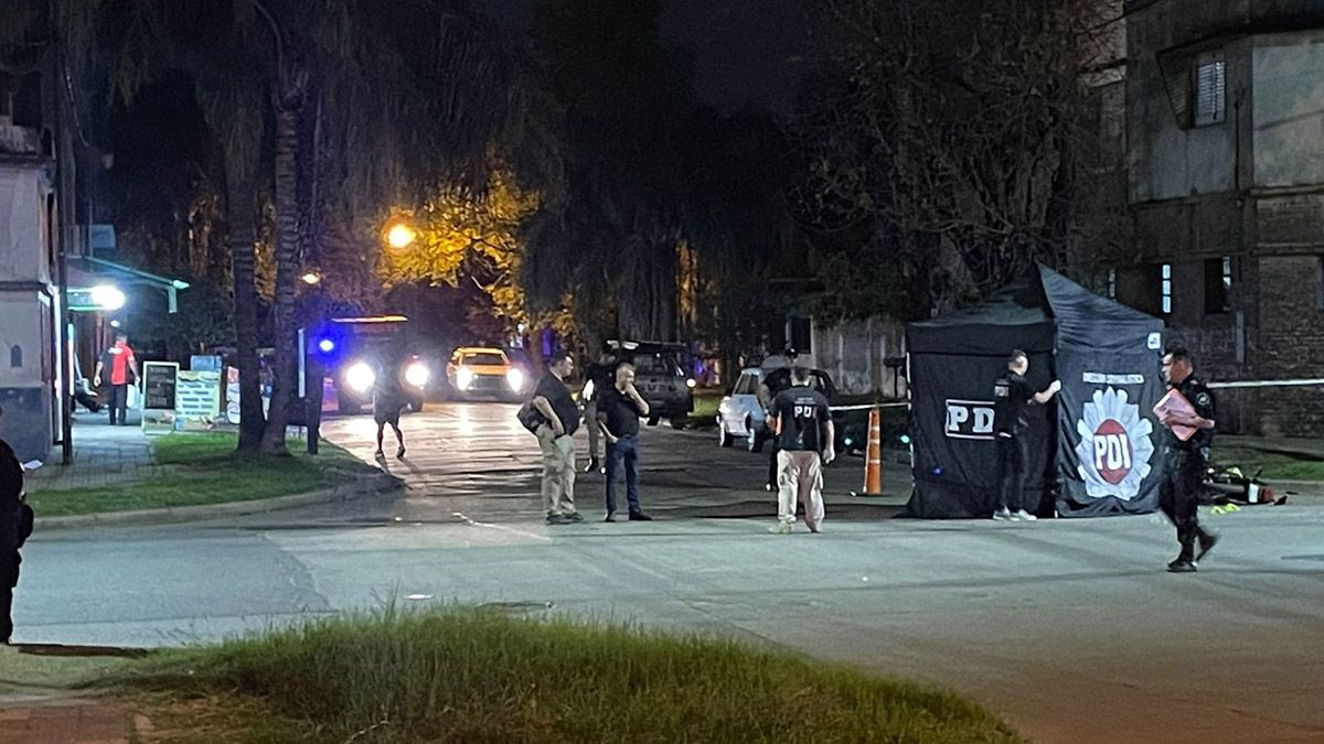 La policía e investigadores hacen los peritajes correspondientes y los desvíos en el tránsito.