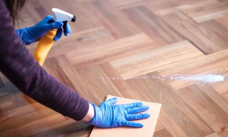Este tratamiento no solo hidrata la madera, sino que también forma una barrera protectora contra la humedad futura. Este tratamiento no solo hidrata la madera, sino que también forma una barrera protectora contra la humedad futura.