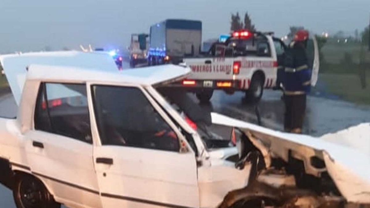 Un hombre que conducía un automóvil falleció en un accidente que también involucró a dos camiones en la autopista Rosario-Buenos Aires