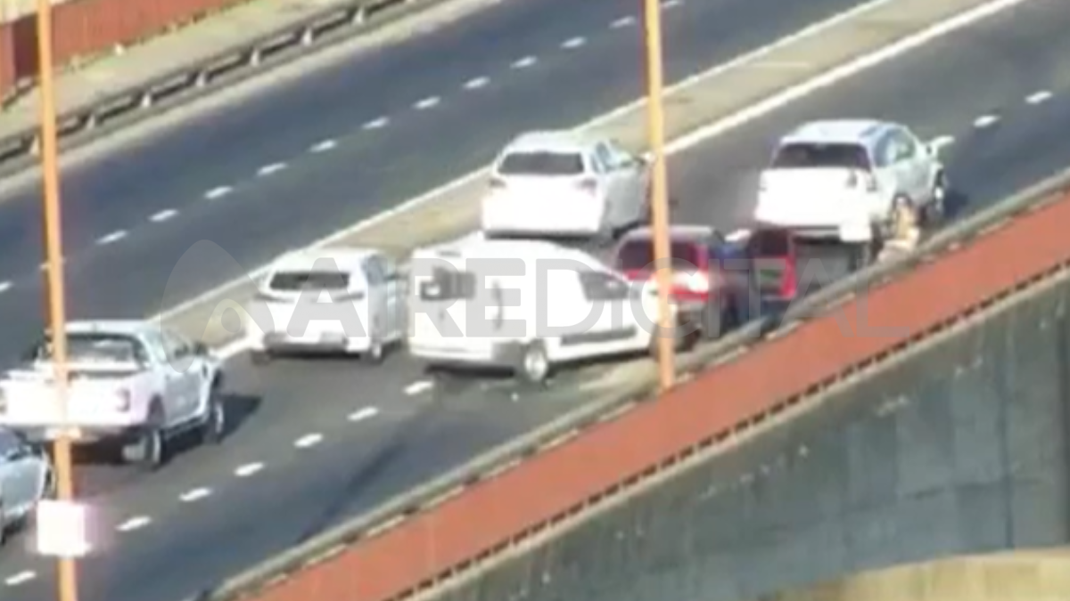 Tres vehículos protagonizaron un choque en cadena este martes en el Puente Oroño.