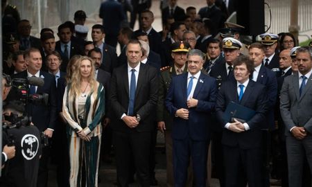 El presidente junto a Diego Santilli, Karina Milei, Manuel Adorni, Jorge Macri y Martín Menem, en la primera fila del acto por Malvinas. El presidente junto a Diego Santilli, Karina Milei, Manuel Adorni, Jorge Macri y Martín Menem, en la primera fila del acto por Malvinas.