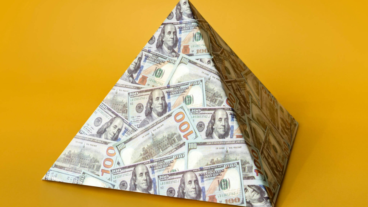 La esencia de la estafa piramidal era que los primeros que ingresaban ganaran dinero para atraer a otros inversores. La esencia de la estafa piramidal era que los primeros que ingresaban ganaran dinero para atraer a otros inversores.