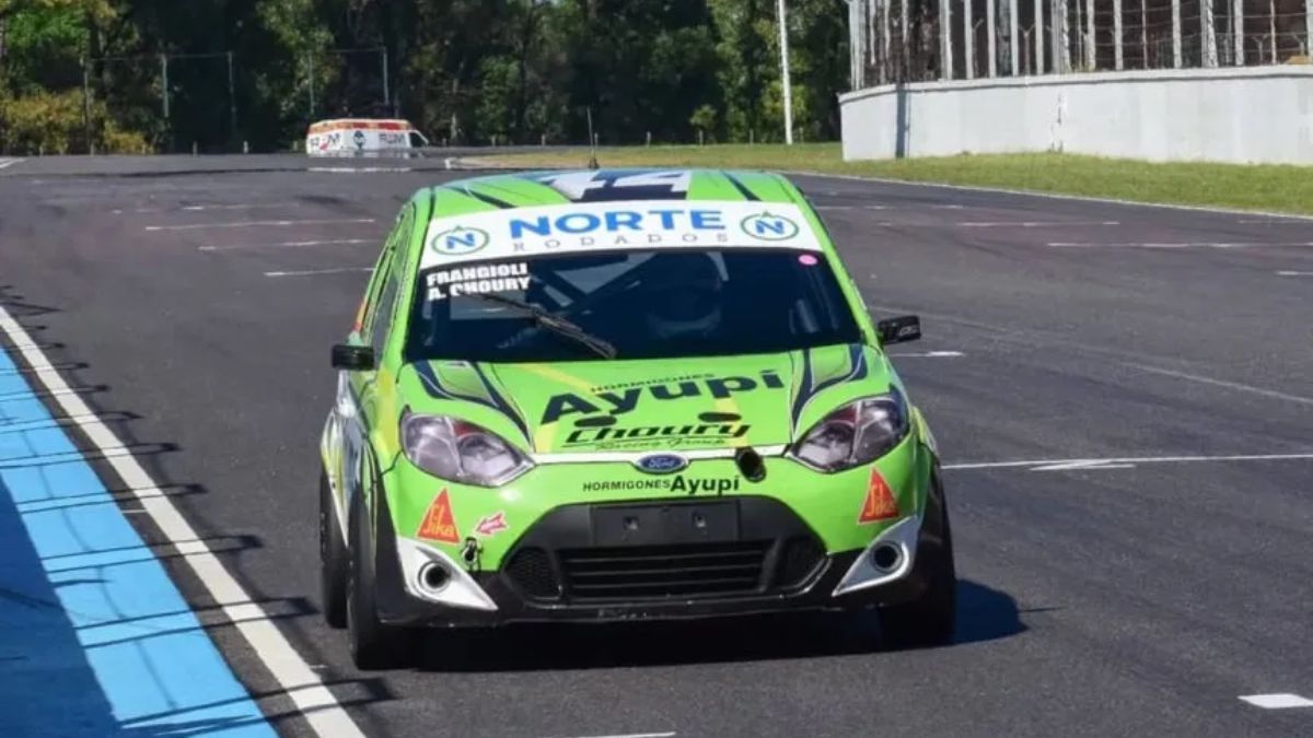 Alejandro Frangioli, piloto de 66 años, se descompensó este sábado mientras disputaba una carrera del Turismo Internacional y falleció.