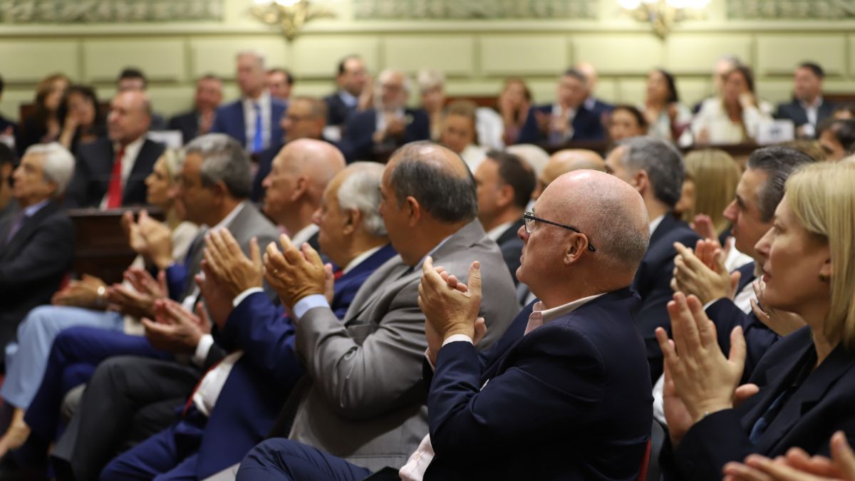 La primera fila en el recinto aplaude al gobernador Maximiliano Pullaro.&nbsp;