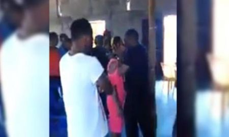 Un pastor le saca los demonios a sus creyentes con besos y se volvió viral en redes. Un pastor le saca los demonios a sus creyentes con besos y se volvió viral en redes.