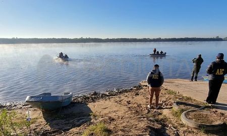 Policías y grupos tacticos trataron de encontrar nuevas pistas en el río Coronda. Policías y grupos tacticos trataron de encontrar nuevas pistas en el río Coronda.