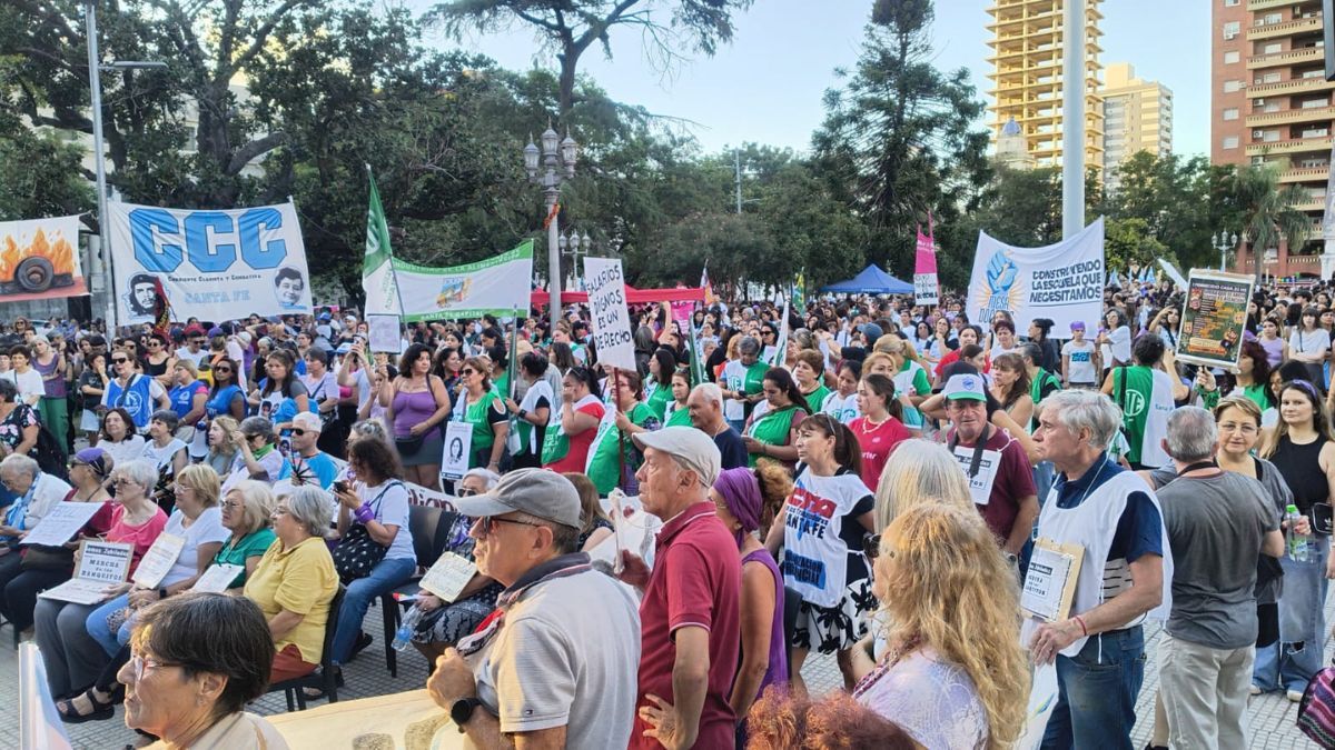 Frente a la Casa de Gobierno, la multitud se concentr&oacute; para la lectura del documento y las intervenciones art&iacute;sticas que cerraron el 8M.