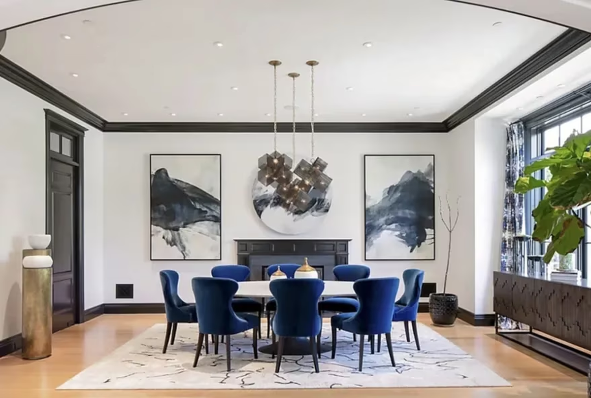 El comedor de la mansión que vendió LeBron James.