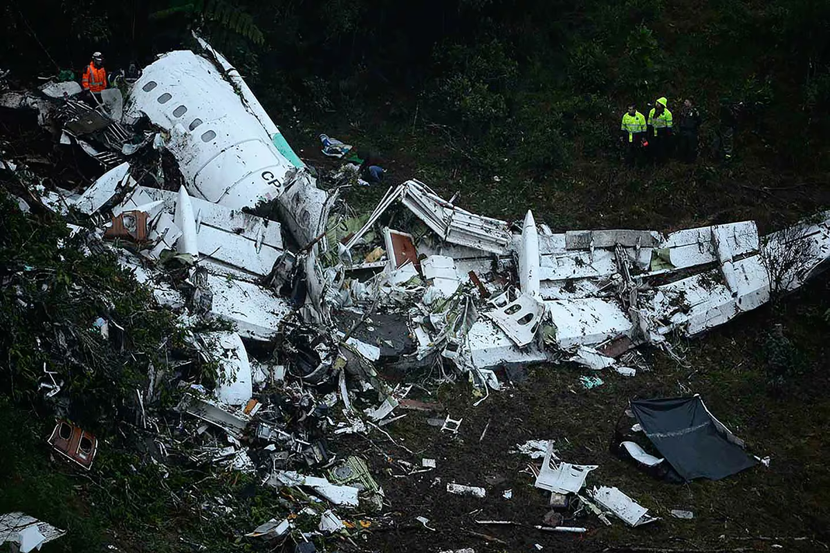 La tragedia del Chapecoense se refiere al accidente aéreo que ocurrió el 28 de noviembre de 2016, cuando un avión que transportaba al equipo brasileño de fútbol Chapecoense se estrelló cerca de Medellín, Colombia. La tragedia del Chapecoense se refiere al accidente aéreo que ocurrió el 28 de noviembre de 2016, cuando un avión que transportaba al equipo brasileño de fútbol Chapecoense se estrelló cerca de Medellín, Colombia.