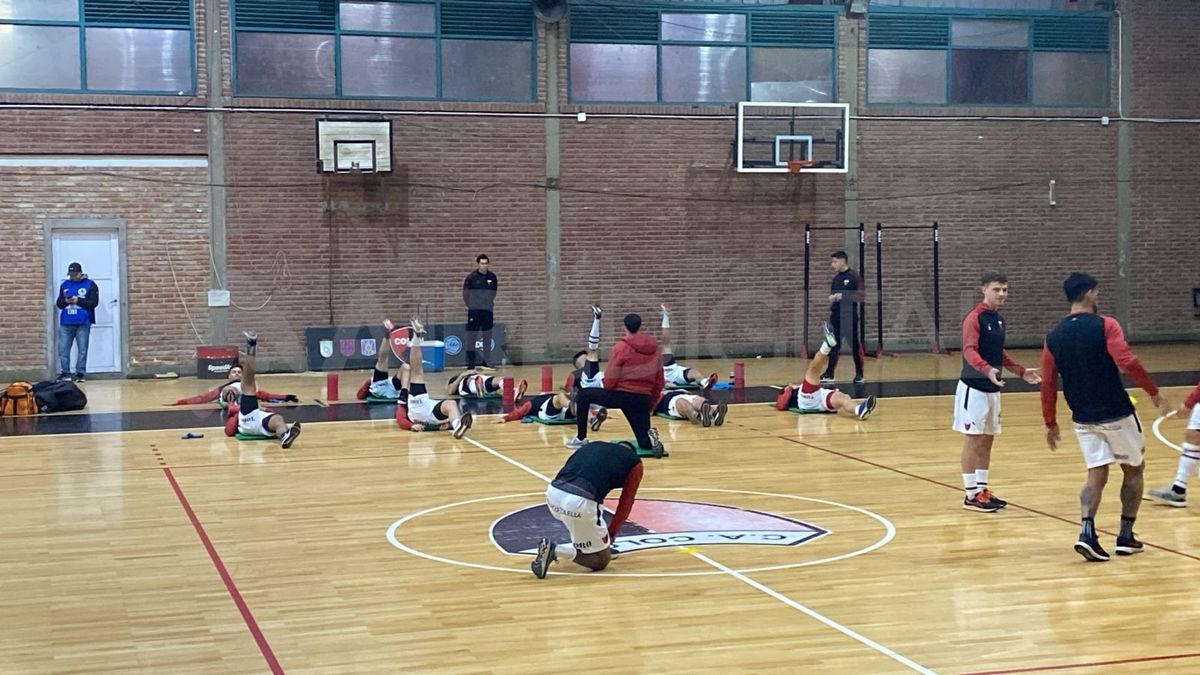 El plantel de Colón realiza la entrada en calor en el gimnasio Roque Otrino.