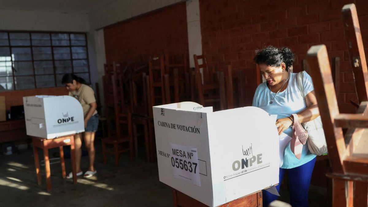Los comicios peruanos convocaron a elegir presidente de la Nación, dos vicepresidentes, 60 senadores y 130 diputados. Según los primeros resultados, será necesario un balotaje, pues ningún candidato alcanza la cifra requerida para ganar en primera vuelta. Los comicios peruanos convocaron a elegir presidente de la Nación, dos vicepresidentes, 60 senadores y 130 diputados. Según los primeros resultados, será necesario un balotaje, pues ningún candidato alcanza la cifra requerida para ganar en primera vuelta.