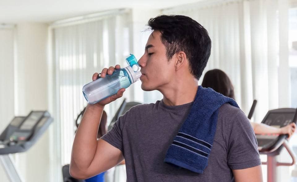 Es muy importante mantener la hidratación durante y después de una rutina de ejercicios
