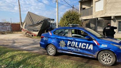 Asalto a un camionero en Santa Fe: forcejeó con un delincuente que se trepó a la cabina y terminó con el acoplado en la zanja