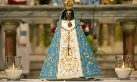 La Virgen de Luján se subió a la Scaloneta y lució su fanatismo en su nuevo manto. La Virgen de Luján se subió a la Scaloneta y lució su fanatismo en su nuevo manto.