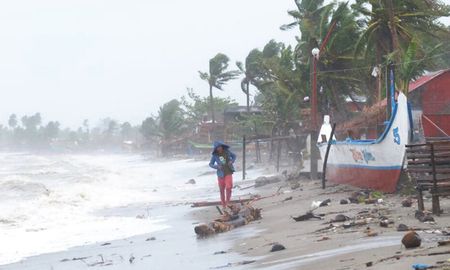 Al menos cuatro personas murieron en Filipinas tras el paso del tifón Goni, el más poderoso de este año, que se abatió este domingo sobre el archipiélago, donde las autoridades hablan de condiciones catastróficas en algunas regiones, tras haber evacuado a más de 350.000 personas. Al menos cuatro personas murieron en Filipinas tras el paso del tifón Goni, el más poderoso de este año, que se abatió este domingo sobre el archipiélago, donde las autoridades hablan de condiciones catastróficas en algunas regiones, tras haber evacuado a más de 350.000 personas.