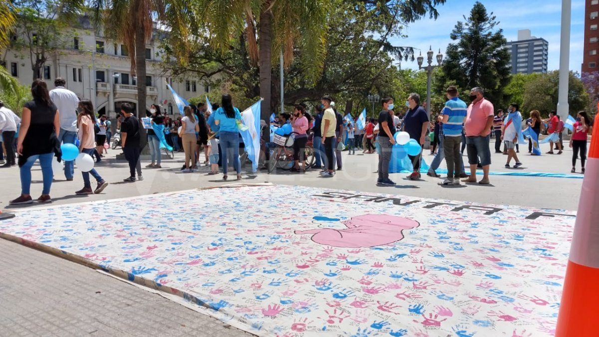 Familias autoconvocadas se concentraron frente a Casa de Gobierno en rechazo al proyecto de ley de ESI.