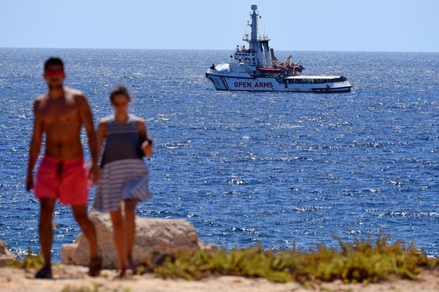 España ofrece puertos a barcos migrantes varados pero castiga a Italia