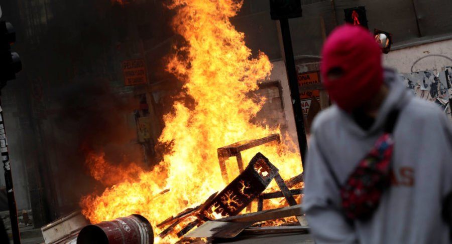 Ascienden a diez los muertos en Chile por los saqueos e incendios
