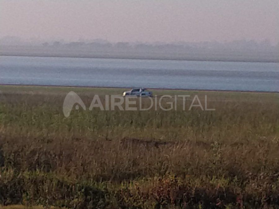 La camioneta quedó varada durante más de 12 horas varada en la costa de la laguna Setúbal.