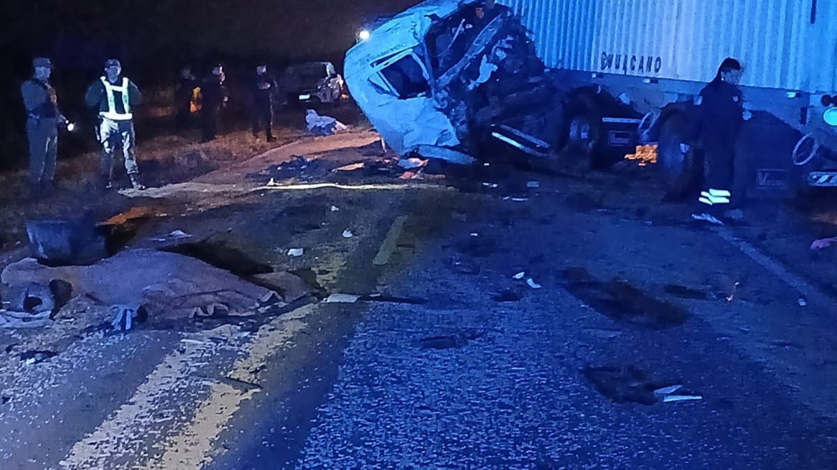 Ocurrió esta madrugada y se vieron involucrados tres camiones. Hay una persona fallecida. Se producen desvíos hacia rutas de la zona.