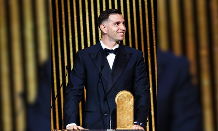 ¡El Dibu Martínez lo hizo de nuevo! Se alzó con el premio Lev Yashin y por segundo año seguido es el mejor arquero del mundo. ¡El Dibu Martínez lo hizo de nuevo! Se alzó con el premio Lev Yashin y por segundo año seguido es el mejor arquero del mundo.