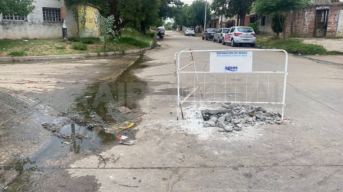 Según los vecinos, los reclamos fueron elevados a la Municipalidad de Santa Fe y a la empresa Aguas Santafesinas, pero no han obtenido respuestas.