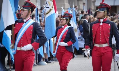 Con una Plaza 25 de Mayo colmada de vecinos y familias, se realizó el tradicional desfile cívico-militar. Con una Plaza 25 de Mayo colmada de vecinos y familias, se realizó el tradicional desfile cívico-militar.