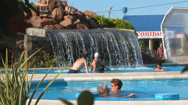 El balneario sobre el lago Salto Grande ofrece kayak, pesca y playas ideales para disfrutar en familia.