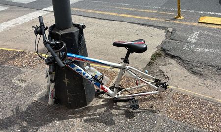 La bicicleta se encuentra atada a un poste de luz en Suipacha y Urquiza. La bicicleta se encuentra atada a un poste de luz en Suipacha y Urquiza.