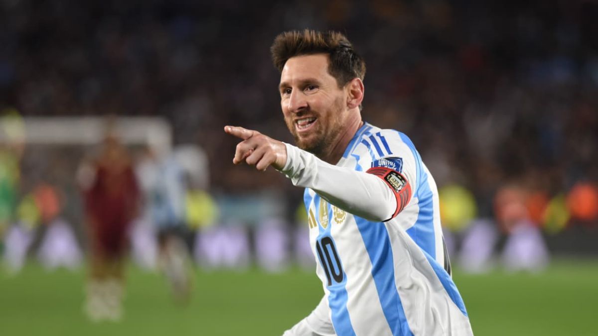 Messi festejando la goleada, siempre reconociendo a su asistidor: esta noche Thiago Almada.
