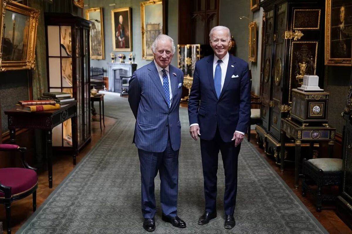 El rey Carlos III y Joe Biden en el corredor de castillo de Windsor. El rey Carlos III y Joe Biden en el corredor de castillo de Windsor.