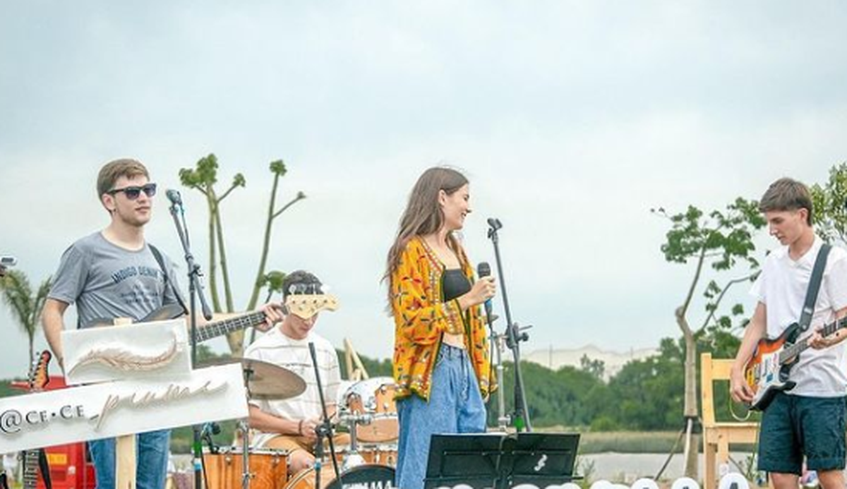 Helena quiere desarrollarse en el mundo de la música. Helena quiere desarrollarse en el mundo de la música.