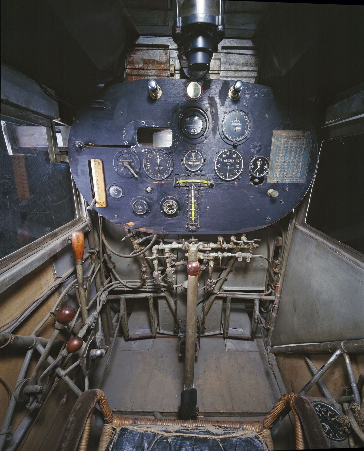 El panel de instrumentos del Spirit of St. Louis contaba con un medidor de presión de combustible, otro de presión de aceite y temperatura, un reloj, un altímetro, un tacómetro, un indicador de velocidad del aire, un indicador de viraje y una brújula magnética líquida. Para que el peso del avión fuera el más bajo posible, Lindbergh prescindió de varios elementos, y ¡hasta del aparato de radio! Incluso, el asiento del piloto fue reemplazado por una sencilla silla de mimbre. El panel de instrumentos del Spirit of St. Louis contaba con un medidor de presión de combustible, otro de presión de aceite y temperatura, un reloj, un altímetro, un tacómetro, un indicador de velocidad del aire, un indicador de viraje y una brújula magnética líquida. Para que el peso del avión fuera el más bajo posible, Lindbergh prescindió de varios elementos, y ¡hasta del aparato de radio! Incluso, el asiento del piloto fue reemplazado por una sencilla silla de mimbre.