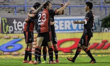 Colón venció solamente una vez a Aldosivi en Mar del Plata en Primera. Fue en el 2016 cuando con goles de Ismael Blanco y Diego Lagos, el Negro derrotó 2 a 0 al Tiburón Colón venció solamente una vez a Aldosivi en Mar del Plata en Primera. Fue en el 2016 cuando con goles de Ismael Blanco y Diego Lagos, el Negro derrotó 2 a 0 al Tiburón