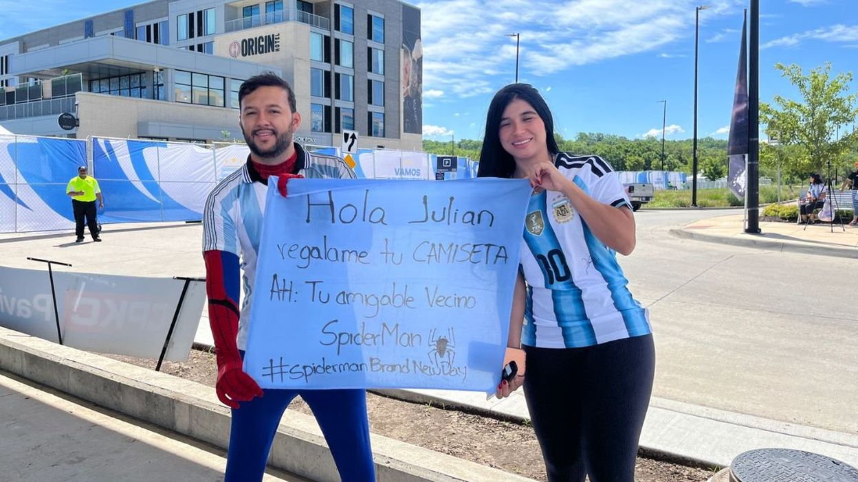 Argentinos le van poniendo color a Kansas, en la previa del debut de la Selección Argentina.