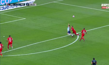 El VAR no corrigió la decisión del árbitro del clásico de Avellaneda que sancionó un penal por una falta cometida a un metro del área. El VAR no corrigió la decisión del árbitro del clásico de Avellaneda que sancionó un penal por una falta cometida a un metro del área.