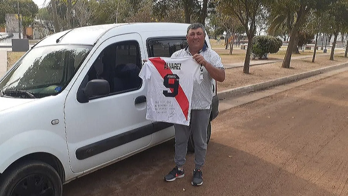Julián Álvarez le regaló una nueva camioneta de reparto a su primer entrenador.