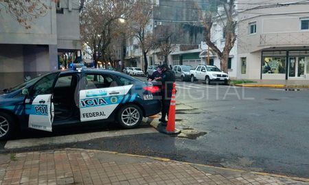 La moto que venía a gran velocidad terminó impactando en la parte lateral del móvil policial. La moto que venía a gran velocidad terminó impactando en la parte lateral del móvil policial.