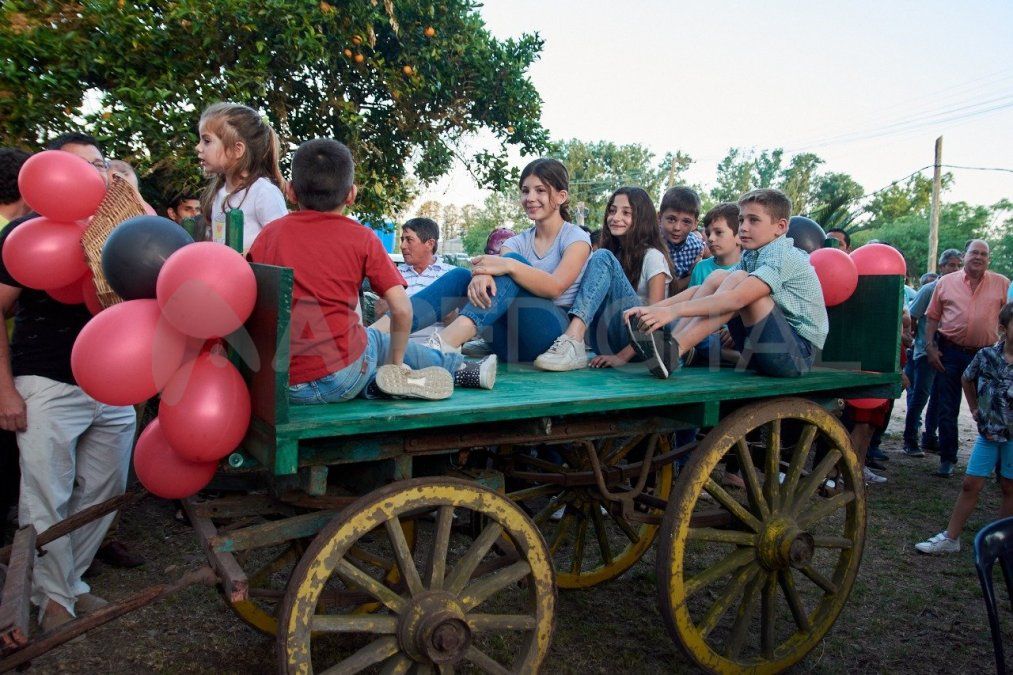La quinta generación de la familia García, los nietos de Tato y Miguel, en la "chatita" que usaba José García García para comercializar las frutillas a principios del siglo XX.