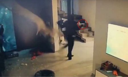 Al menos seis delincuentes rompieron una ventana con la culata de una pistola, redujeron a tres personas y se robaron varios objetos valiosos. Al menos seis delincuentes rompieron una ventana con la culata de una pistola, redujeron a tres personas y se robaron varios objetos valiosos.