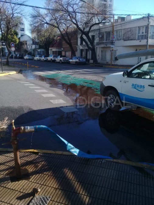 Para hacer la limpieza de la red, debieron dejar correr el agua en la vía pública.