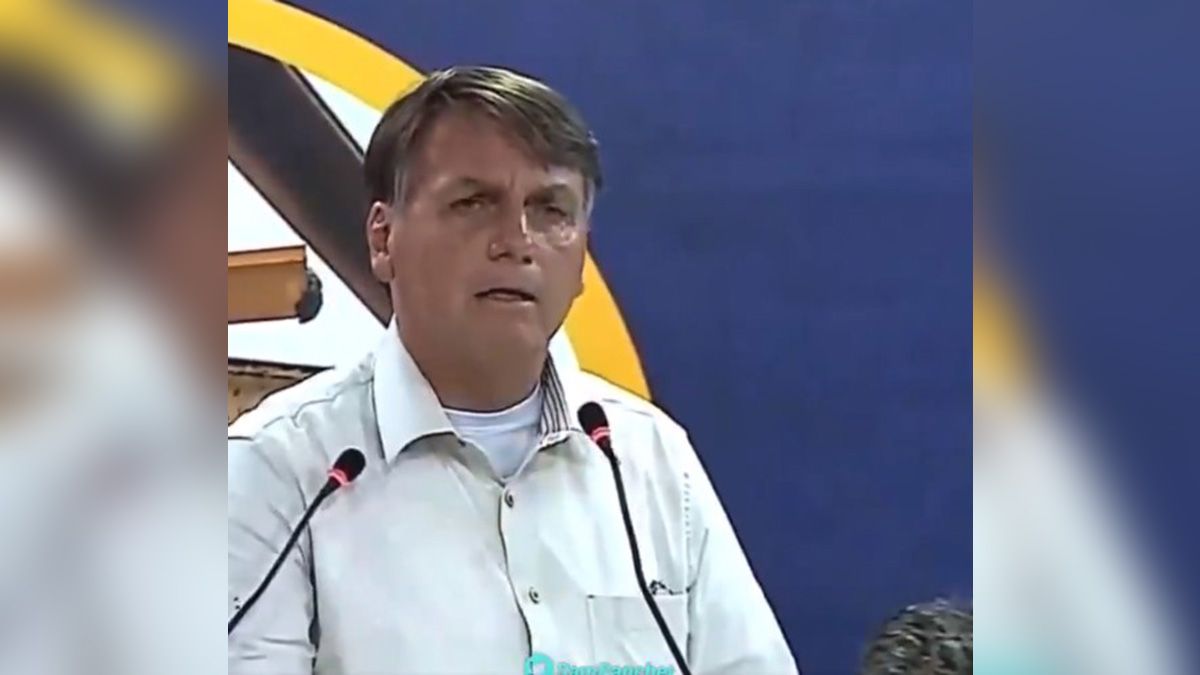 Jair Bolsonaro criticó que el laboratorio Pfizer no se haga responsable de los efectos colaterales de la vacuna contra el coronaviru y dijo que por eso no se la aplicará.&nbsp;
