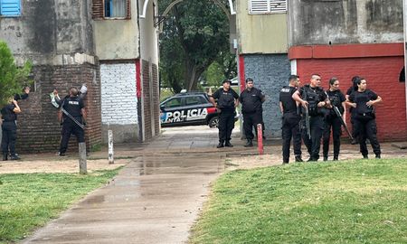 Hay dos detenidos tras la nueva balacera desatada este jueves contra una vivienda del Fonavi San Jerónimo de barrio Centenario. Hay dos detenidos tras la nueva balacera desatada este jueves contra una vivienda del Fonavi San Jerónimo de barrio Centenario.