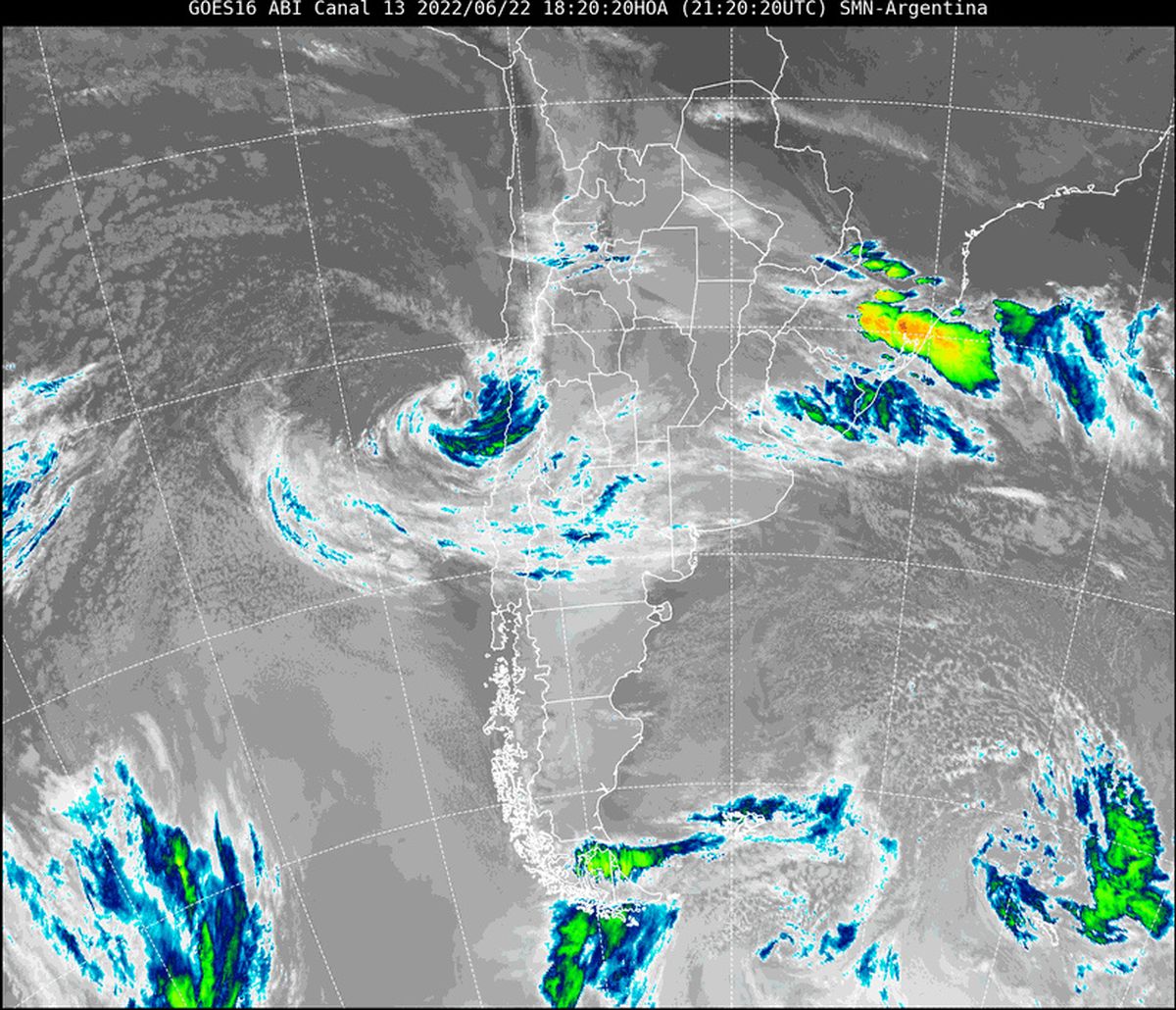 En la imagen satelital se observa casi todo el territorio nacional cubierto por nubes. Particularmente en nuestra zona, las condiciones son algo inestables, haciendo del día de este miércoles una jornada desapacible como estaba previsto.