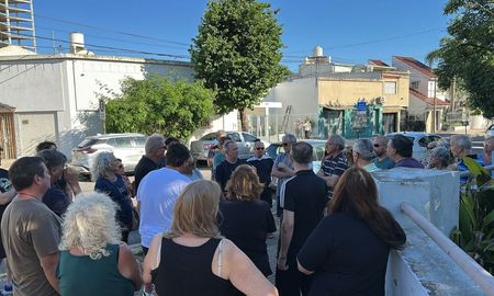 Los vecinos de barrio Candioti se reunieron en la esquina de Dorrego y Gobernador Candioti: hicieron un llamado a los medios por el hartazgo ante hechos de inseguridad. Los vecinos de barrio Candioti se reunieron en la esquina de Dorrego y Gobernador Candioti: hicieron un llamado a los medios por el hartazgo ante hechos de inseguridad.