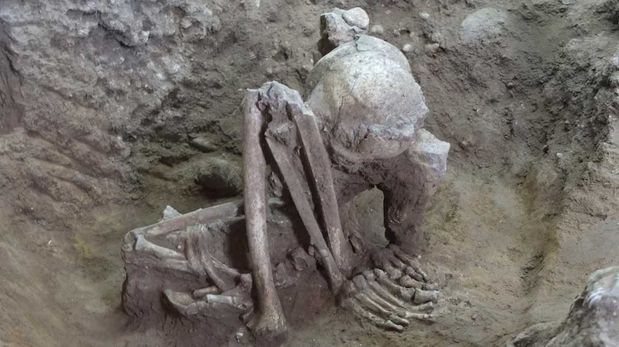 Los investigadores sostienen que comunidades de cazadores-recolectores habrían usado humo y calor para preservar los cuerpos de sus muertos y mantener vínculos espirituales con ellos.