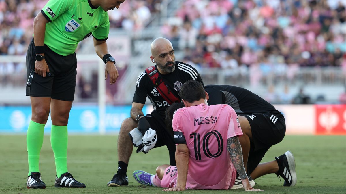 El rosarino pidió el cambio a los 11 minutos del primer tiempo y fue atendido por el cuerpo médico en el banco de suplentes.