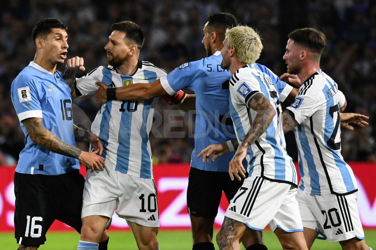 El cruce entre Lionel Messi y Rodrigo De Paul con los jugadores uruguayos.