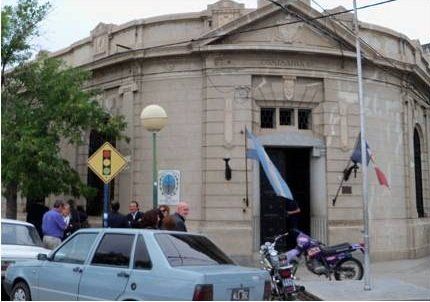 Los policías de la Seccional Cuarta acudieron a Mosconi y Lisandro de la Torre en los minutos posteriores al accidente.